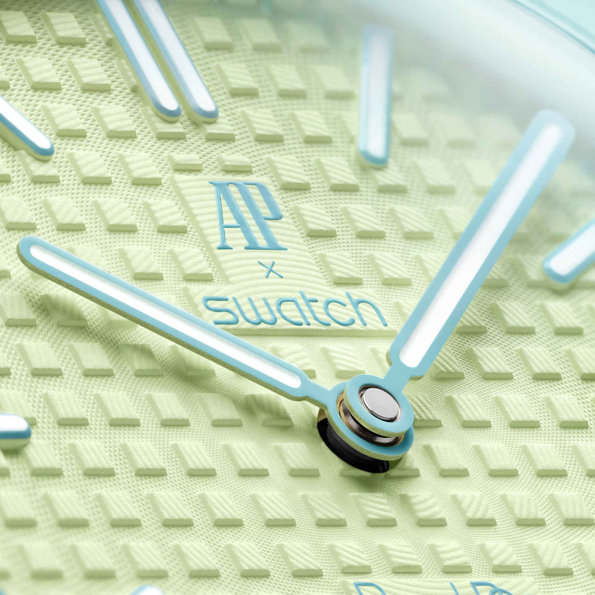 Détail cadran Royal Pop Blaue Acht — motif Petite Tapisserie vert lime, logo AP x Swatch, aiguilles Super-LumiNova, couronne bleu clair