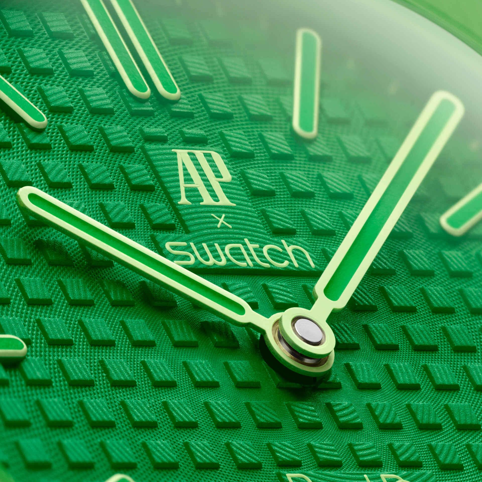 Détail cadran Royal Pop Green Eight — motif Tapisserie vert, logo AP x Swatch, aiguilles Super-LumiNova