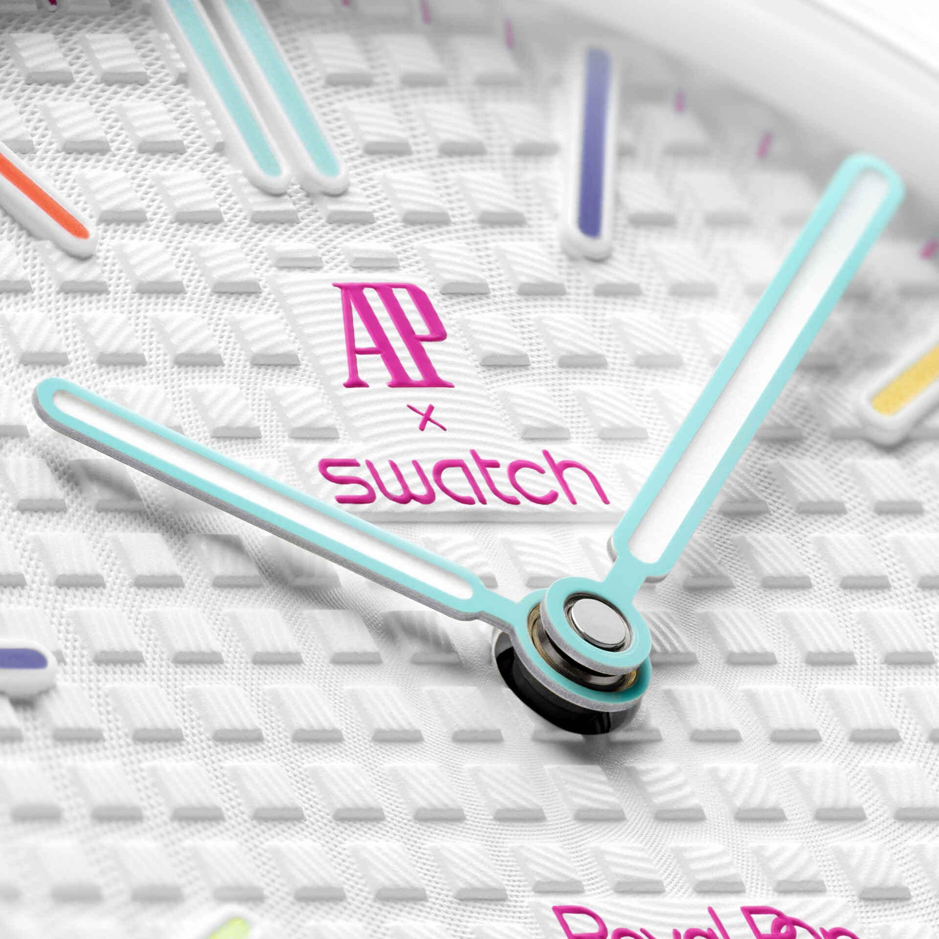 Détail cadran Royal Pop Huit Blanc — motif Tapisserie blanc, logo AP x Swatch, aiguilles Super-LumiNova, vis multicolores