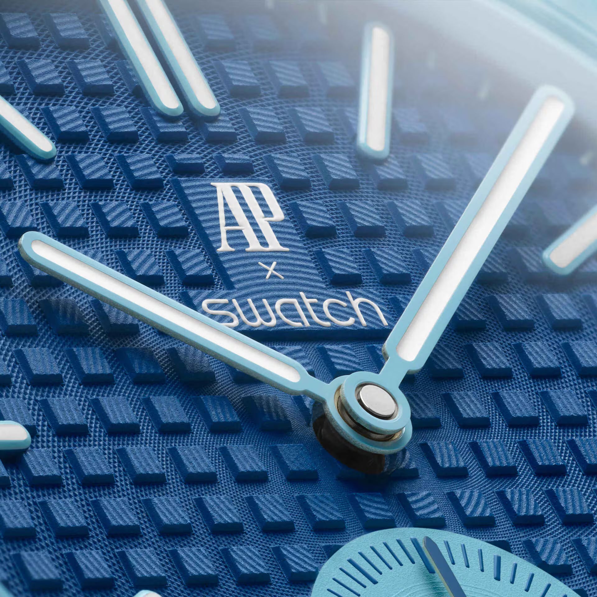 Détail cadran Royal Pop Làn Ba — motif Tapisserie bleu profond, sous-cadran petite seconde, logo AP x Swatch, aiguilles Super-LumiNova