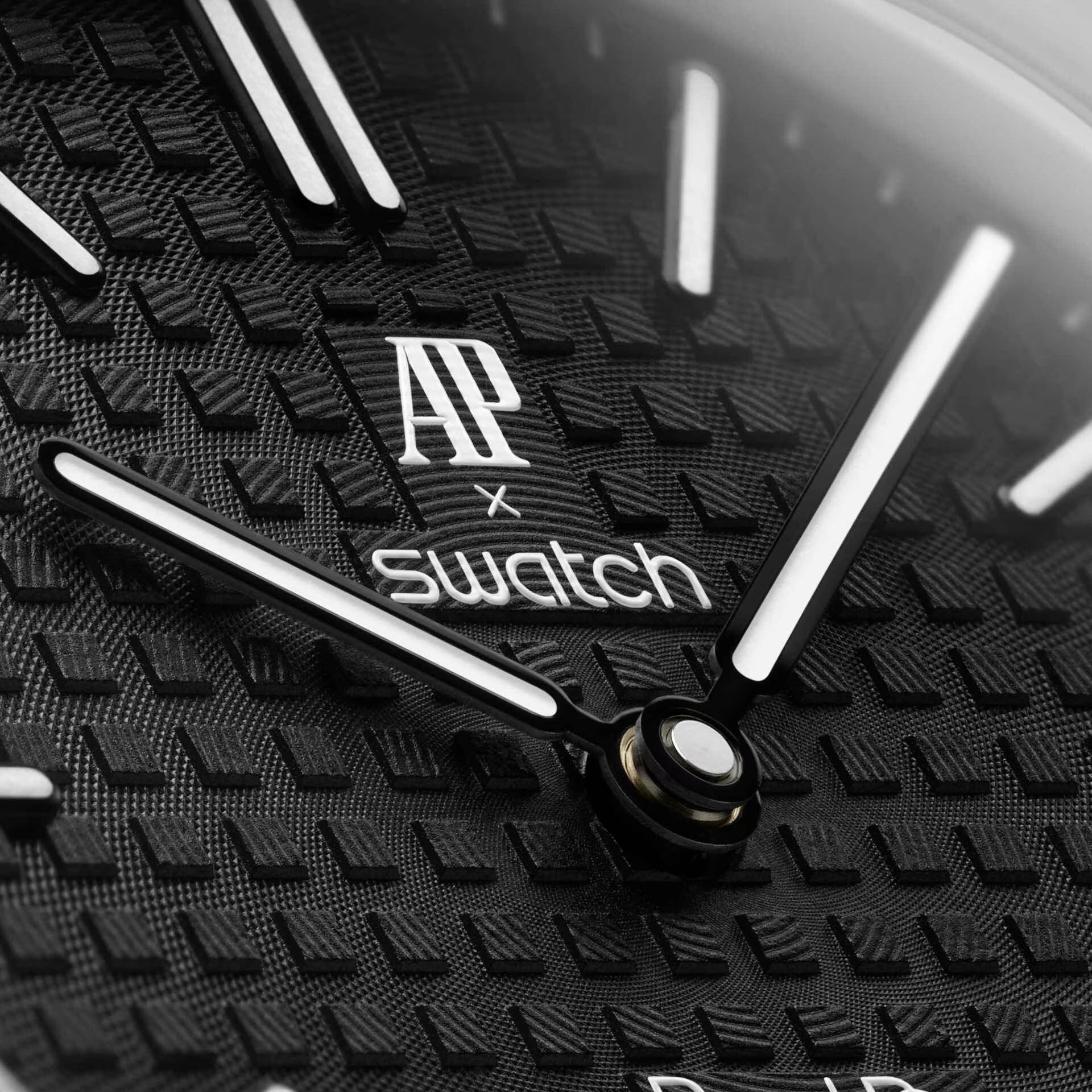 Détail cadran Royal Pop Ocho Negro — motif Tapisserie noir, logo AP x Swatch, aiguilles Super-LumiNova