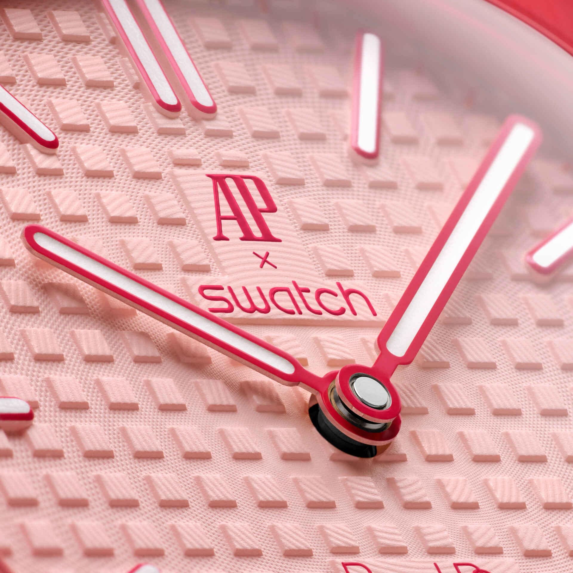 Détail cadran Royal Pop Otto Rosso — motif Petite Tapisserie, logo AP x Swatch, aiguilles Super-LumiNova, couronne rouge cerise
